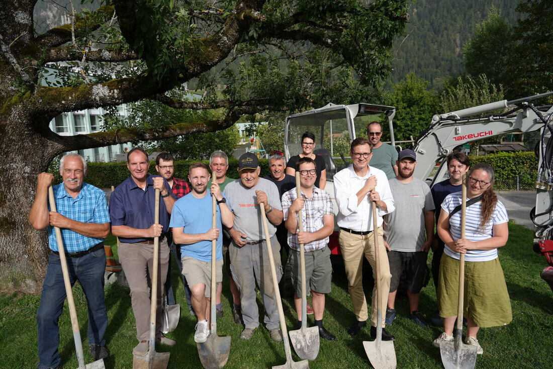 Die Vertreterinnen und Vertreter von Valens Tourismus, des Gemeinderates Pfäfers, der Tourismuskommission Taminatal und der Kliniken Valens beim Spatenstich für die Wasserspielwelt Valens. (Bild: Manfred Haag)