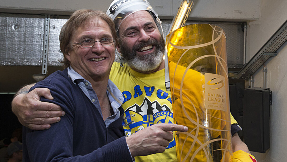 Mittendrin: Roman Wieser (rechts) feiert zusammen mit Trainer Arno Del Curto den Titel 2015. (Bild Patrick B. Krämer/Keystone)