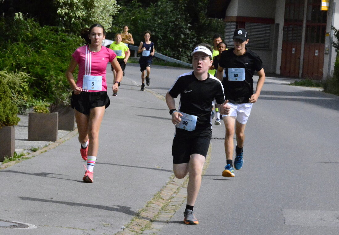 Lässt sich von der vorpreschenden Konkurrenz nicht beeindrucken: Angelina Bonderer (Startnummer 5) läuft Tagesbestzeit über 3,6 Kilometer. (Bild Martin Nauer)
