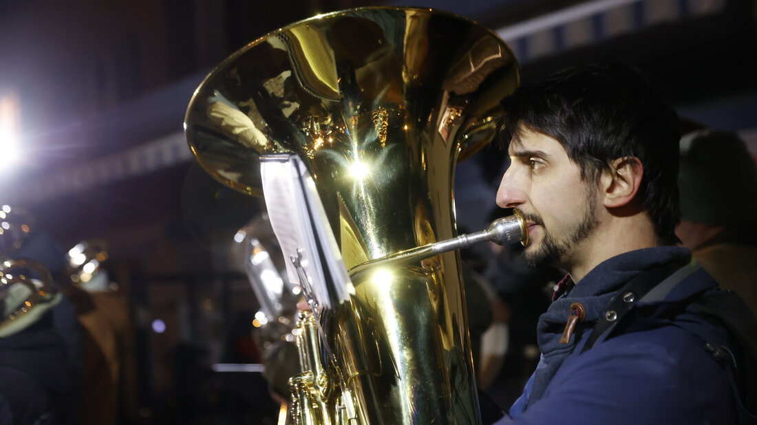 Musikalisches Dankeschön: Das Silvesterblasen der Musikgesellschaft Konkordia hat in Mels eine lange Tradition – es wird auch dieses Jahr von einem zahlreichen Publikum verfolgt. (Bilder und Video: Ignaz Good)