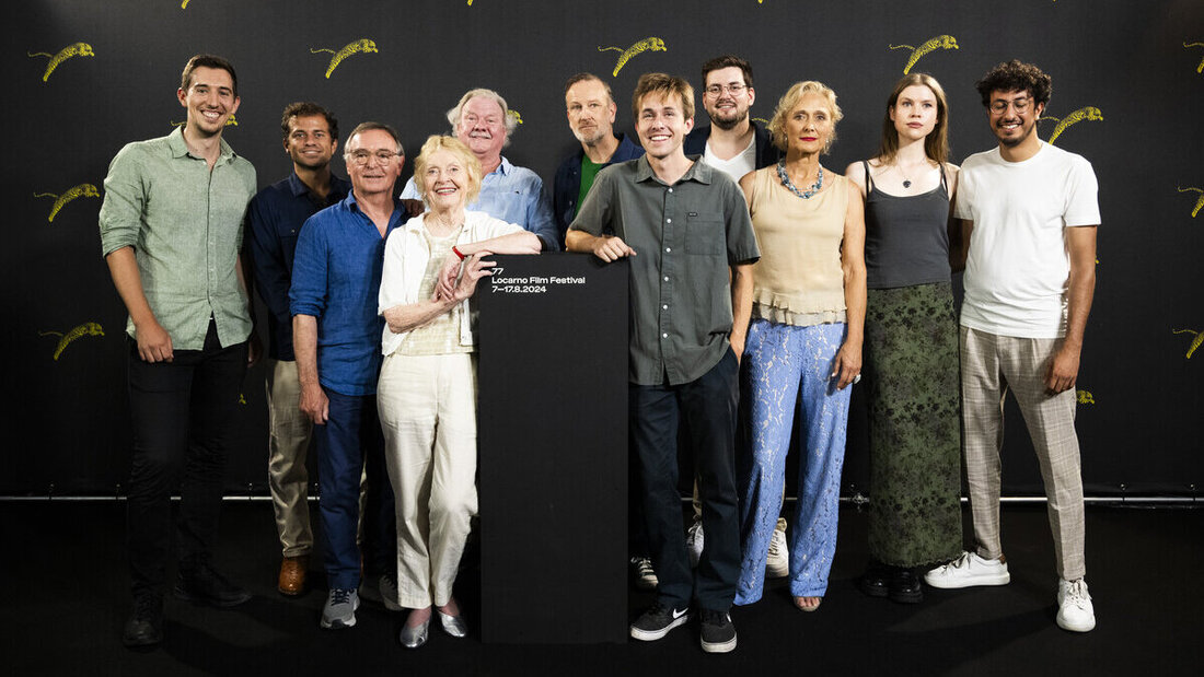 Obligater Fototermin: Die Macher von «Sew Torn» – darunter Co-Produzent und Kameramann Sebastian Klinger (ganz links) und Regisseur Freddy Mcdonald (Fünfter von rechts) – am Filmfestival Locarno. (Pressebilder)