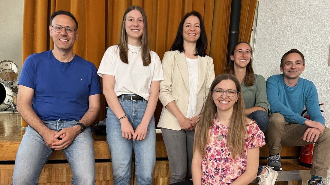 Stabübergabe beim KLV, Sektion Sarganserland: Marco Camuso, Aline Good und Claudia Ferrara (von links) bilden neu zusammen mit Sina Wieland den Vorstand, Roman Wildhaber sowie Daniela John (vorne) treten zurück. (Bild: Martin Broder)