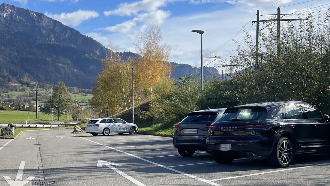 Platz für andere Fahrzeuge: Die drei Jaguars stehen nicht mehr auf dem Parkplatz für Camper. (Bild: Philipp Wyss)