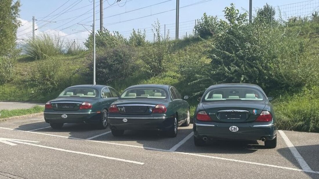 Seit Wochen: Auf einem Parkplatz der Raststätte Heidiland stehen drei dunkelgrüne Wagen der Marke Jaguar. (Pressebild)