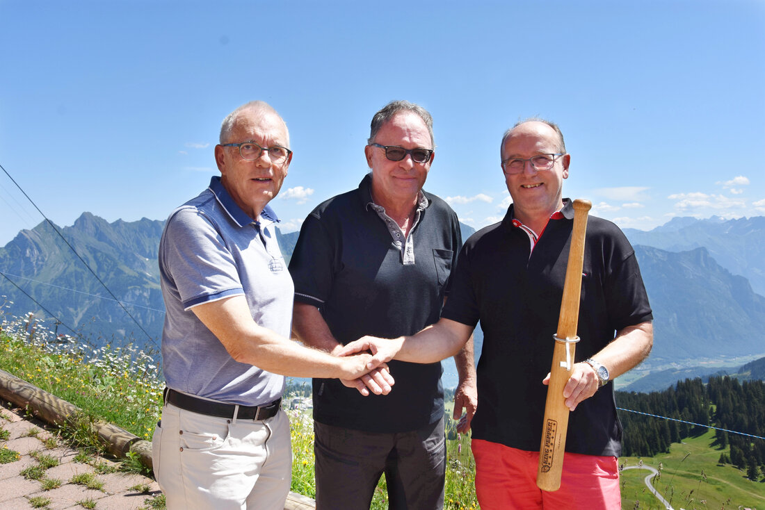 Drei zufriedene Parteien: Dieter Bless (Mitte) übergibt die Schlüssel und die Pfeffermühle des Berggasthauses Prodkamm symbolisch an die Bergbahnen Flumserberg AG und die Ortsgemeinde Flums-Dorf, vertreten durch Guido Mätzler (links) und Hans Bartholet.