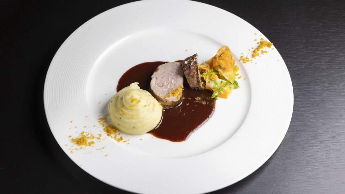 Dazu ein Pinot Noir von Donatsch: Das Kalbsfilet an Rotweinsauce.