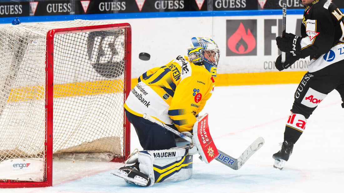 Beim Debüt im HCD-Dress: Goalie Luca Hollenstein muss sich vier Mal von den Tessinern bezwingen lassen. (Bild Samuel Golay/Keystone)