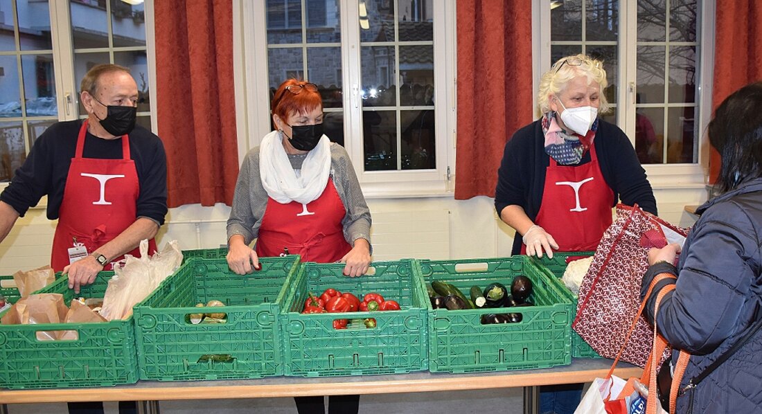 Fast wie im Supermarkt: Die Lebensmittel werden ansprechend präsentiert und dann vom einheitlich gekleideten Team in entsprechender Menge an die Berechtigten verteilt. 37624_37742.jpg