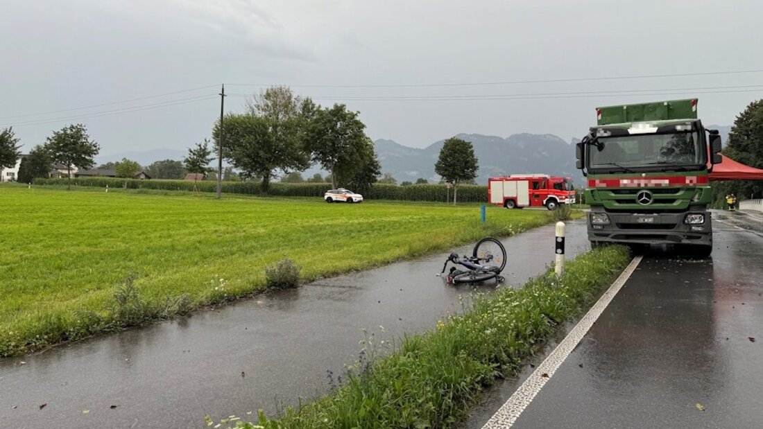 Ein 82-jähriger E-Bike-Fahrer ist am Samstag bei einem Unfall mit einem Lastwagen in Diepoldsau ums Leben gekommen. (Bild: Kantonspolizei St.Gallen)