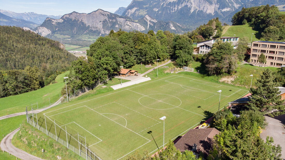 Kann an die Spitze der Ostschweiz gewählt werden: Der Taminataler Fussballplatz Rietli. (Pressebild)