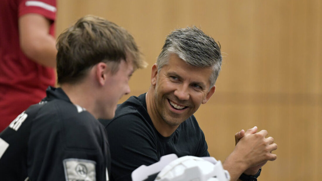 Trainer mit bewegter Vergangenheit: Tomas Sladky, hier im Gespräch mit U21-Torhüter
Fabian Walther, blickt auf sechs WM-Teilnahmen mit Tschechien zurück. (Bild Reto Voneschen)