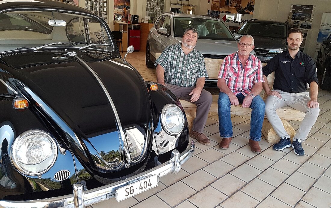 50 Jahre von Autos umgeben: Emil Vils (Mitte), flankiert vom vorherigen Betriebsinhaber Felix Hartmann (links) und dem aktuellen Geschäftsführer Daniel Loop auf dem Abschieds-Ruhebänkli. Bild Hans Hidber 30268_30281.jpg