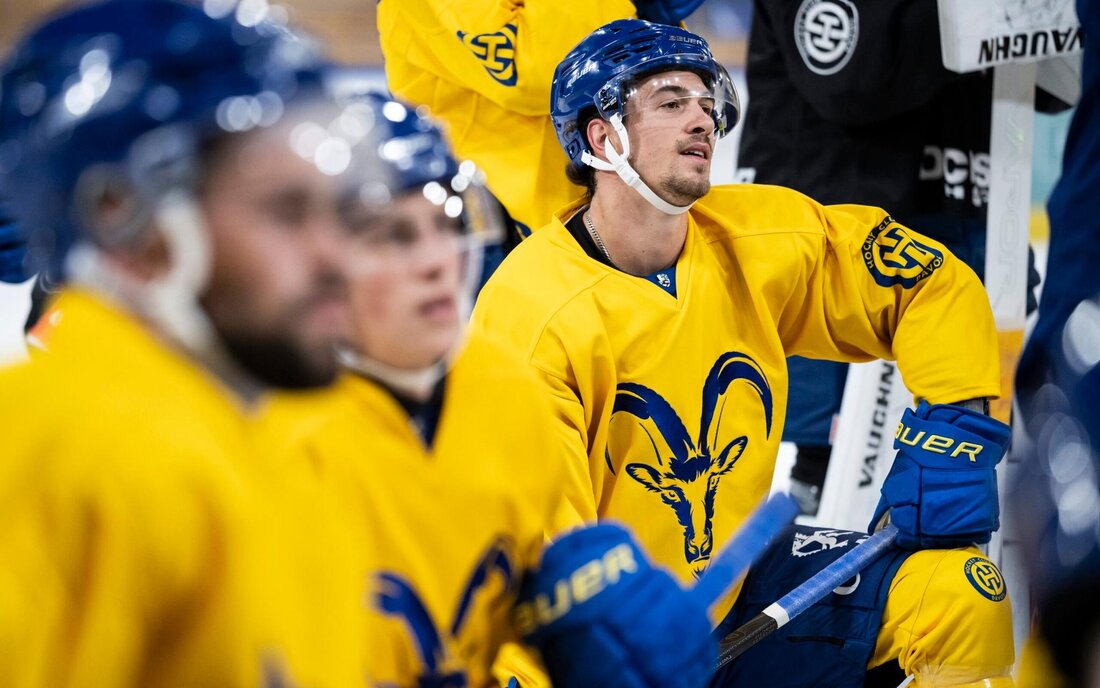 Im Training: Der neue Captain Ken Jäger hört zu, was der Coach sagt. (Bild: Gian Ehrenzeller/Keystone)