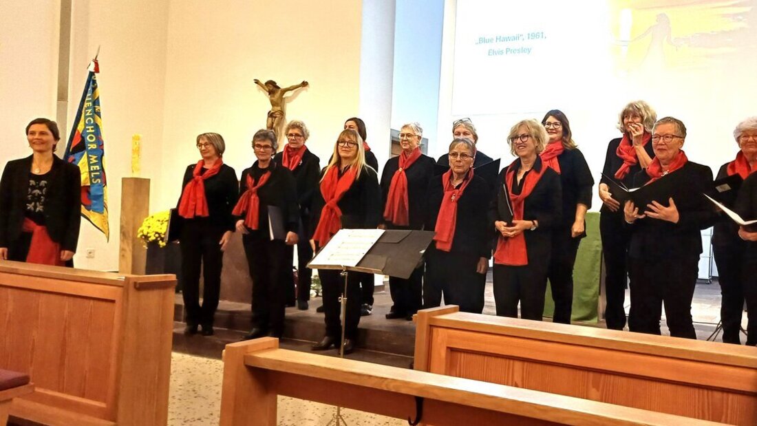 Bezaubert in Mels: Ein gut geschulter Chor mit der Dirigentin Angela Palfrader (ganz links). (Bild: Hans Hidber)