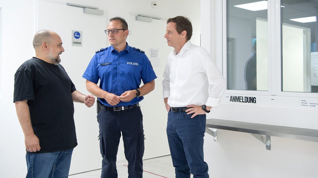 Konsumraum: Carlo Schneiter vom Verein Überlebenshilfe, Andera Deflorin, Kommandant der Stadtpolizei Chur, und Patrik Degiacomi, SP-Stadtrat, (von links) im Gespräch nach der Pressekonferenz. (Bild: Olivia Aebli-Item)