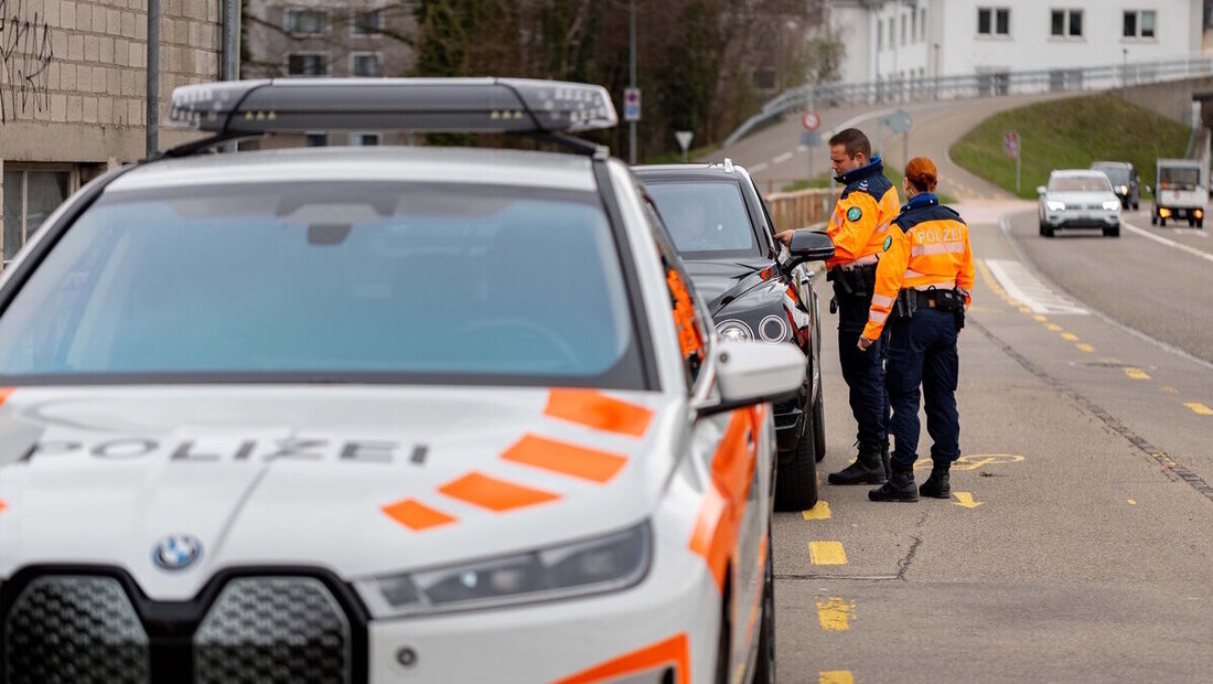 Diverse Übeltäter festgestellt: Die Polizei bei ihrer Kontrolle auf den St. Galler Strassen. (Bild: Kapo St. Gallen)