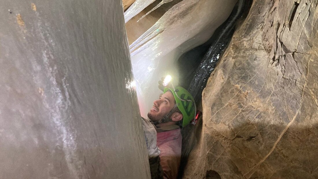 Staunen über eine Traumwelt: Yannick Bäbler erkundet die Höhle voller mystischer Eisströme.
(Bild: Hans Rauner)