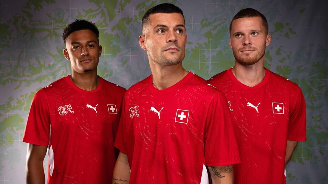 Men in Red-White: Dan Ndoye, Granit Xhaka und Nico Elvedi präsentieren das neue Heimtrikot der Schweizer Nati. (Bild: SFV)