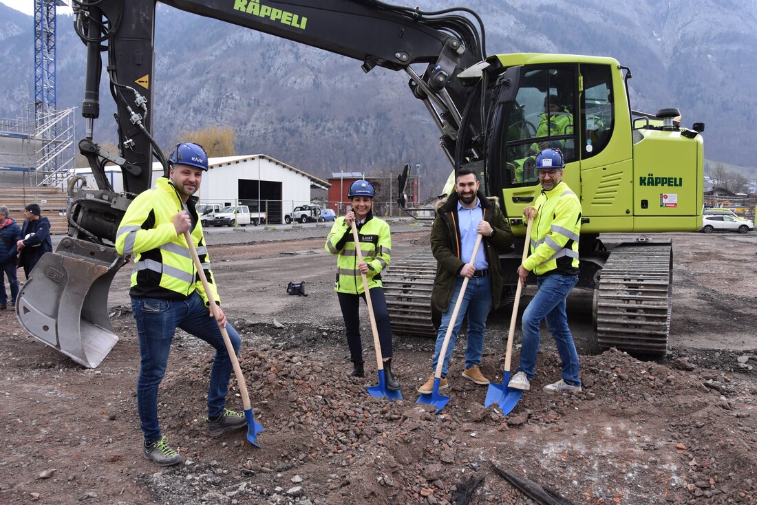 Freude herrscht: Franco Jäger, Geschäftsleiterin Simona Luzi, Architekt Nafi Avdili und Jan Koch vollziehen den Spatenstich. (Bilder Michael Kohler)