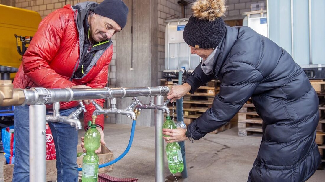 Sauberes Wasser abfüllen: Im alten Kübliser Werkhof wurde eine Notversorgung eingerichtet. (Bild: Corinne Thöni)
