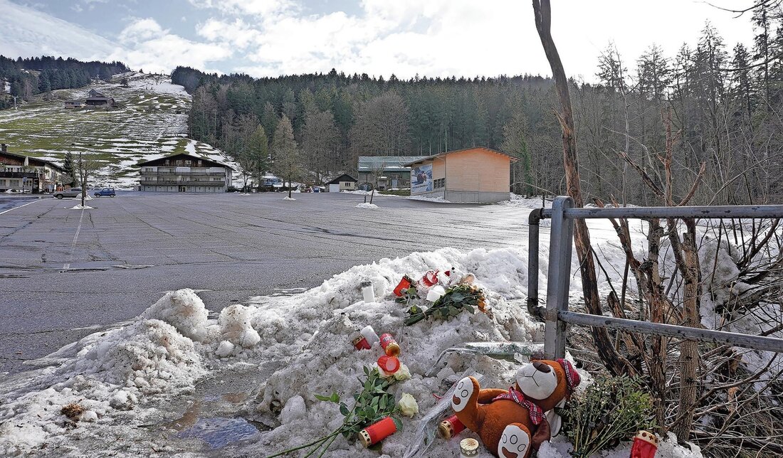 Gedenken: Beim Atzmännig-Parkplatz legen Trauernde nach dem tödlichen Unfall Kerzen, Blumen und Stofftiere nieder. (Bild: Archiv)