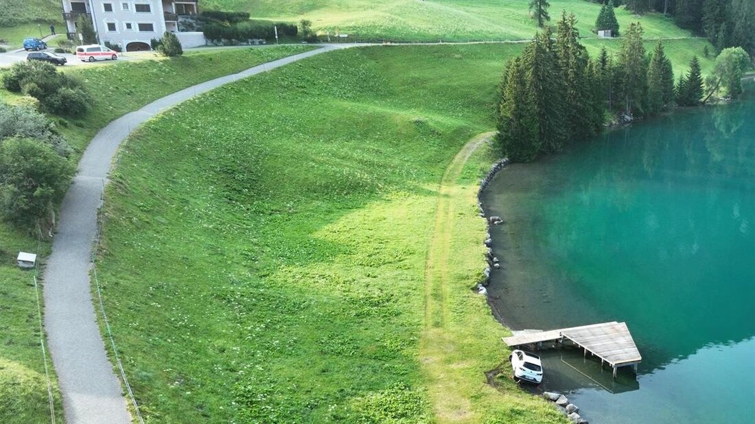 Nicht nur ein Fahrverbot missachtet: Um ein Haar hätte der betrunkene Spanier sein Auto im Davosersee versenkt. (Bild: Kantonspolizei Graubünden)