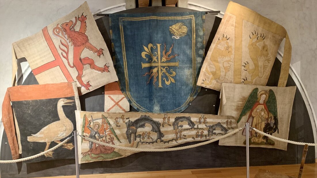 Mittendrin: Die Sarganser Fahne (links unten) ist Teil des Konvoluts der Appenzeller Beutefahnen. (Pressebild)