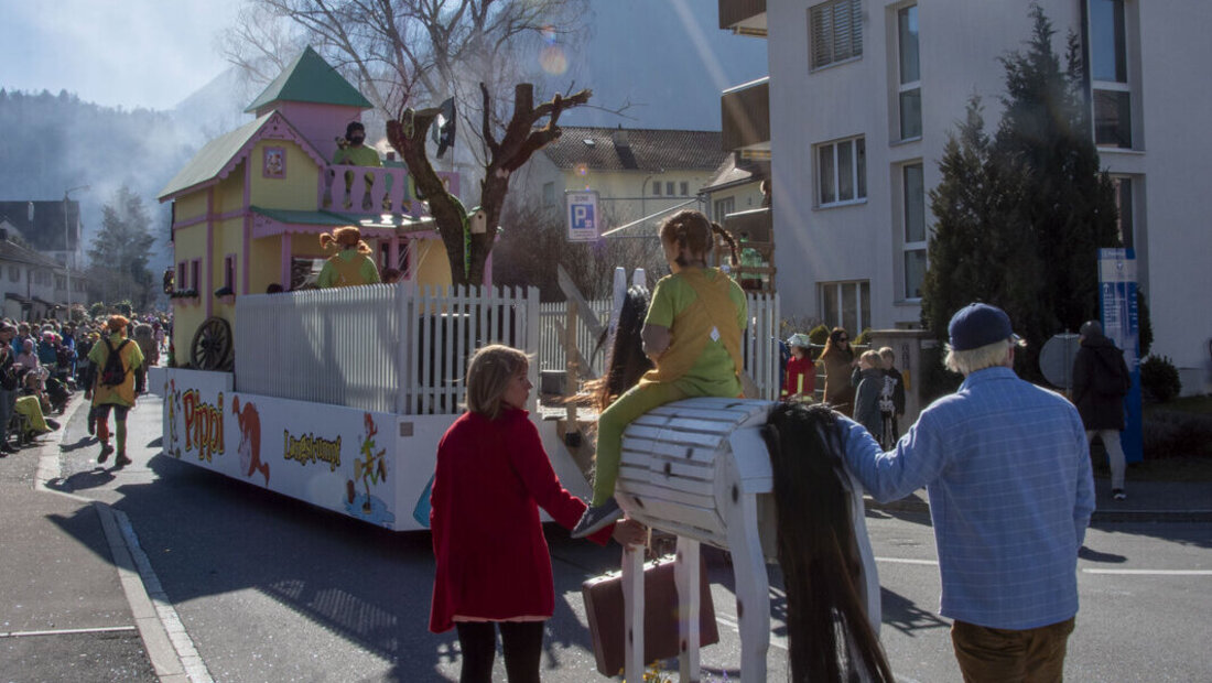 Heiter Sonnenschein am Fasnachtsumzug in Bad Ragaz: Mehr darüber gibt es am Donnerstag in der Printausgabe. (Bilder Susan Rupp)