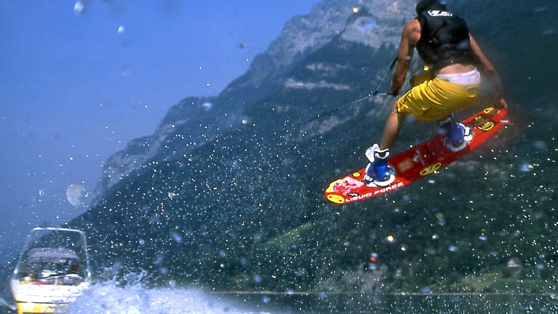 GLP-Kantonsrat Andreas Bisig fordert auf dem Walensee ein Tempolimit von 40 km/h. (Bild: Keystone)