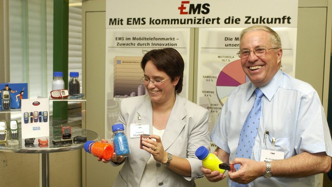 Erfolgreiche Geschäfte: Kurz vor seiner Wahl in den Bundesrat im Jahr 2003 präsentiert Christoph Blocher noch als Verwaltungsratspräsident neue Produkte der Ems-Chemie gemeinsam mit seiner Tochter Magdalena Martullo-Blocher. (Archivbild SO)