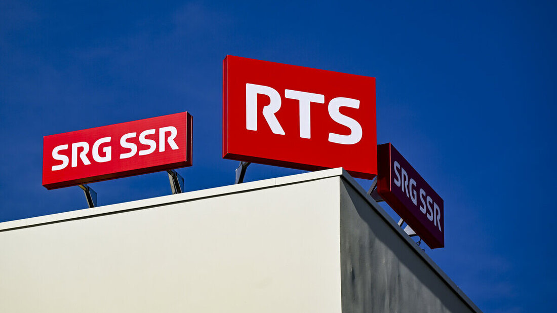 Une vue du logo de la RTS (SRG-SSR) sur le nouveau batiment le mardi 4 novembre 2025 sur le site de l'EPFL a Lausanne-Ecublens. La RTS a diffuse mardi matin ses premieres emissions radio depuis son nouveau site de Lausanne-Ecublens. C'est Option Musique qui a etrenne ces locaux, en attendant le demenagement des autres chaines. La RTS (Radio Television Suisse) est l'une des cinq unites d'entreprise de la SRG SSR. (KEYSTONE/Jean-Christophe Bott)