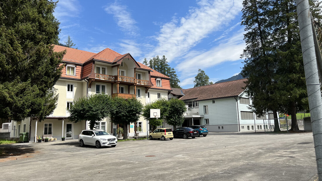 Grosszügige Immobilie mitten in Vättis: Die seit Sommer 2021 geschlossene Alpine Schule. (Bilder Hans Bärtsch)
