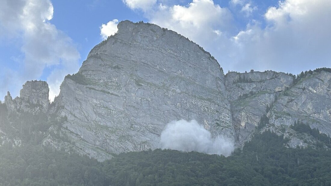 Die Staubwolke des Felssturzes am Gonzen war weitherum sichtbar. (Bild: Peter Hardegger)