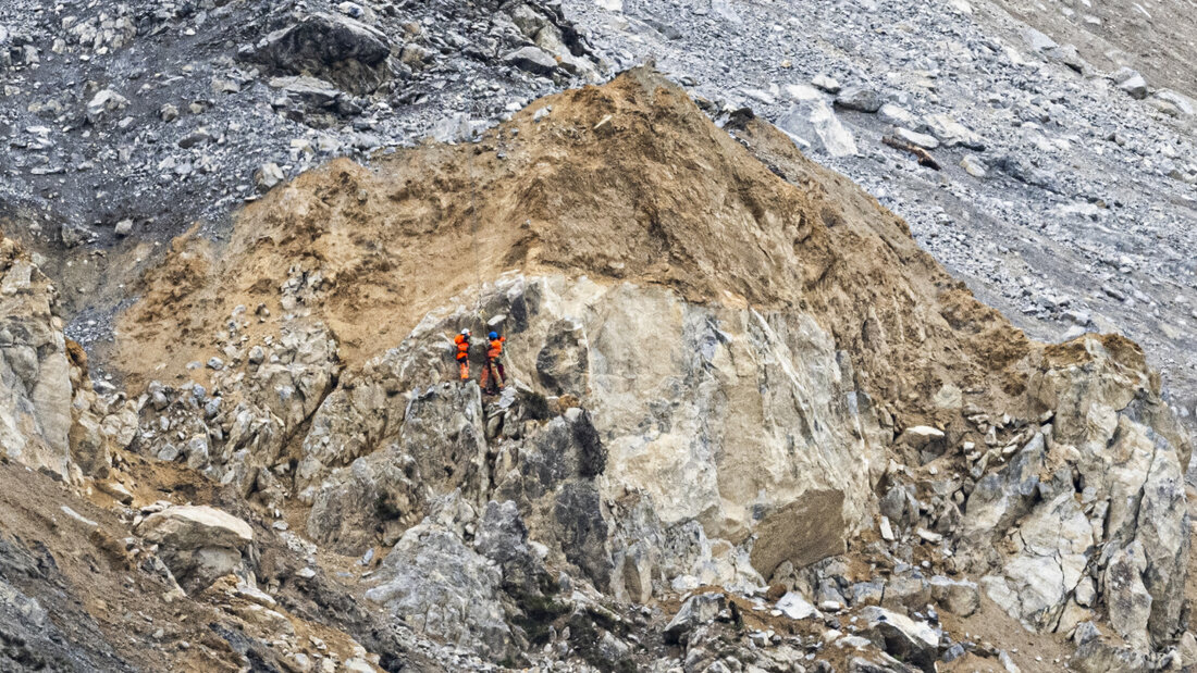 Flughelfer und Bergführer an einer Helikopter-Longline bringen zusätzliche Reflektorspiegel im Brienzer Rutsch an. Bis zu zwei Millionen Kubikmeter Gestein drohen abzustürzen und schlimstenfalls das evakuierte Bündner Bergdorf Brienz zu treffen. (Archivbild) 20230607192522978.jpg