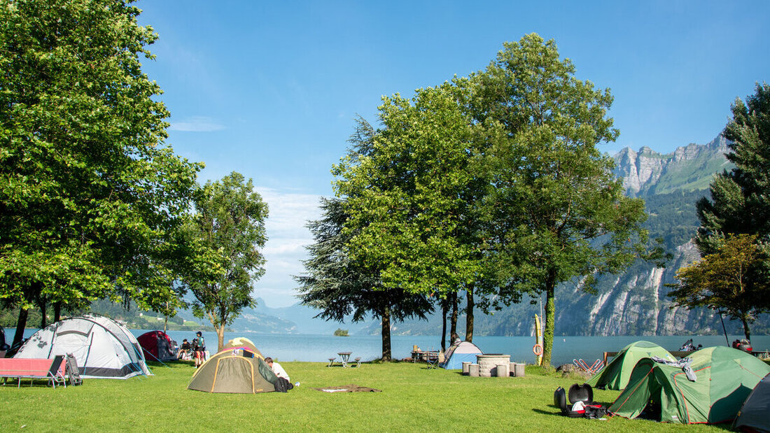 Walensee: Das Wasser hat jetzt schon 23 Grad, es könnte am Freitag ein historischer Höchststand erreicht werden. (Archivbild: Susan Rupp)