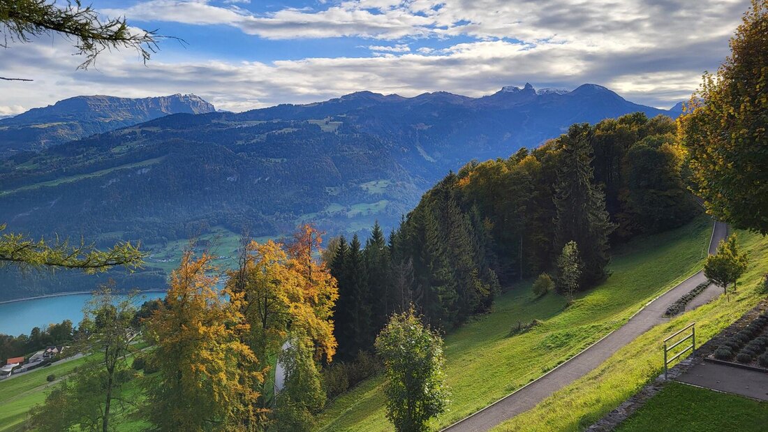 Daniela Sulser mit einem Bild vom Walenstadtberg.