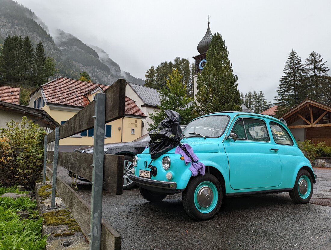 Grosses Kino: Die aufgeweckte Crew und der knalltürkise Fiat bringen definitiv mehr als nur ein wenig «Hollywood»-Feeling ins Taminatal. (Bilder Stefan Klinger)