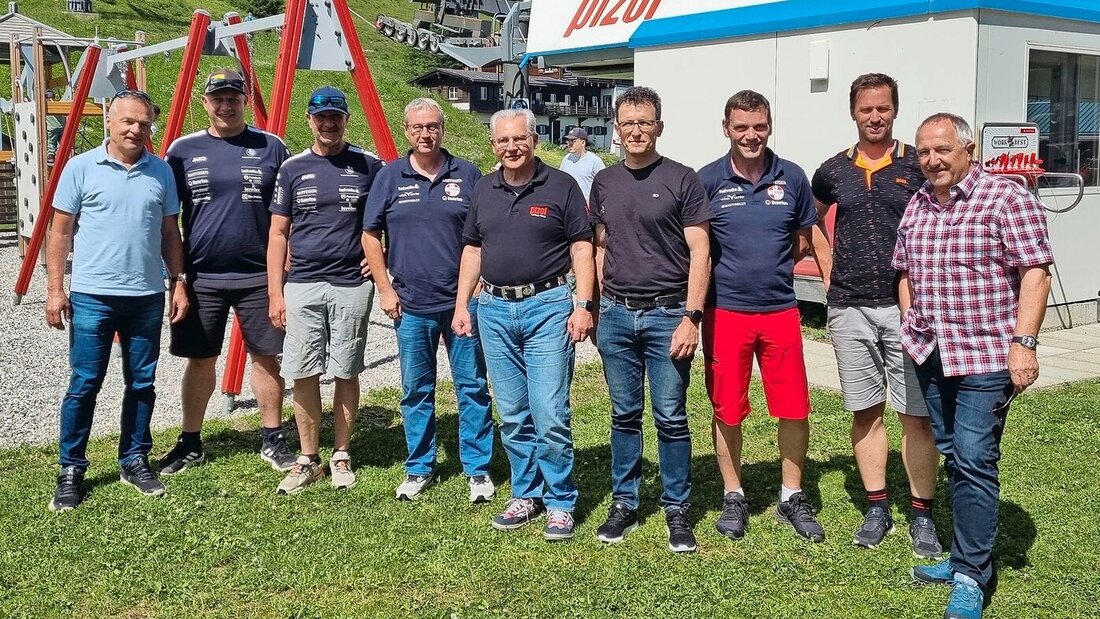 Renn- und Trainingszentrum am Pizol: Hans Flatscher (Swiss-Ski), Jörg Abderhalden und Alex Moser (beide OSSV), Peter Dietrich (SSW), Markus Oppliger (Verwaltungsratspräsident Pizolbahnen), Rafael Wyrsch (Verwaltungsrat Pizolbahnen), Martin Broder (SSW), Markus Bonderer (Tamina-Rennteam) und Josef Dürr (IG Sport St. Gallen) freuen sich gemeinsam. (Pressebild) 151573_151574.jpg