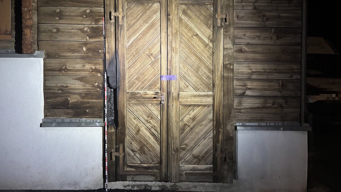 Von aufmerksamen Passanten entdeckt: Eine Holztüre hat in Mels Feuer gefangen. (Bild: Kantonspolizei St. Gallen)