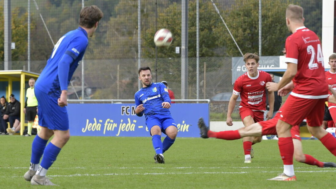 Matchwinner: Veton Aliji (Mitte) erzielt in der Nachspielzeit das 2:1. (Bild Reto Voneschen)