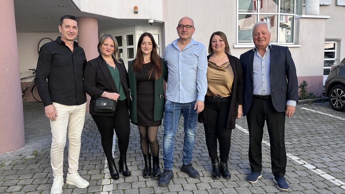 Freuen sich darauf, das Restaurant im Melser «Schweizerhof» als Pizzeria zu betreiben:
Die Gastgeber Rosa Pelaggi und Rocco Grandinetti (Mitte) mit ihren Mitarbeitenden sowie Liegenschaftsinhaber Daniel Ackermann (ganz rechts). (Bild: Hans Bärtsch)