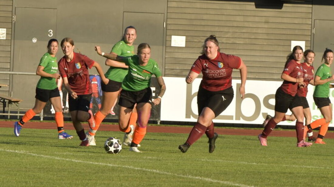 Wiedersehen am Sonntag: Die Frauen von Mels II (in Granatrot) und Untervaz-Chur II bestreiten den Final des Sarganserländer Cups der Frauen. (Bild: Reto Voneschen)