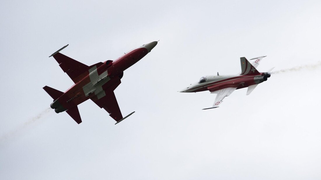 Spektakuläre Manöver: Solche waghalsigen Stunts sind am Samstag 13. Juni über Chur zu beobachten. (Bild: Anthony Anex / Keystone)