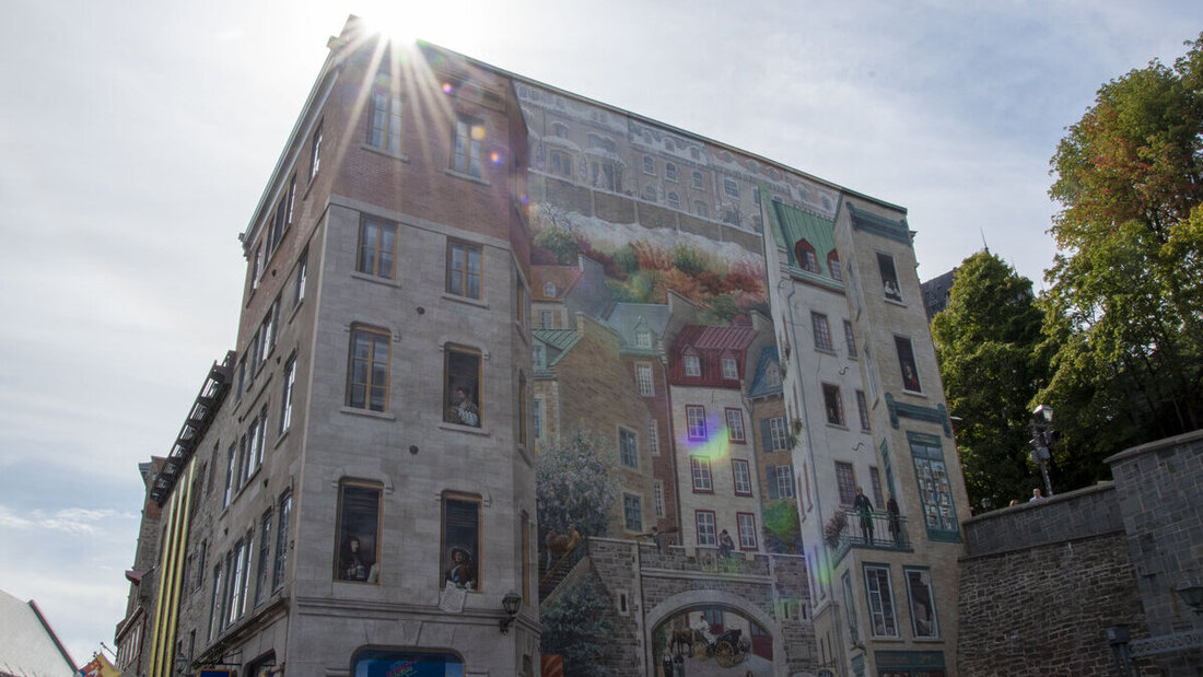 Sehenswert bemalte Hausfassade im unteren Bereich der Quebecer Altstadt: «La Fresque des Québécois», die geschichtlich relevante Persönlichkeiten aus den Fenstern blicken lässt.
