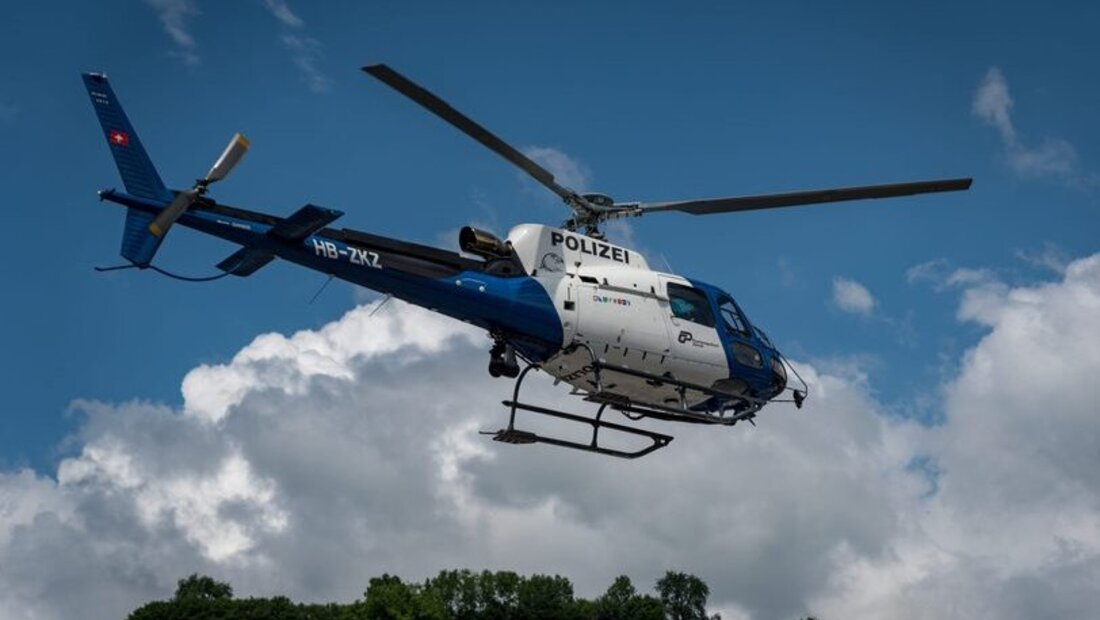 Zur Überwachung der Verkehrssituation im Einsatz: ein Polizeihelikopter. (Pressebild)