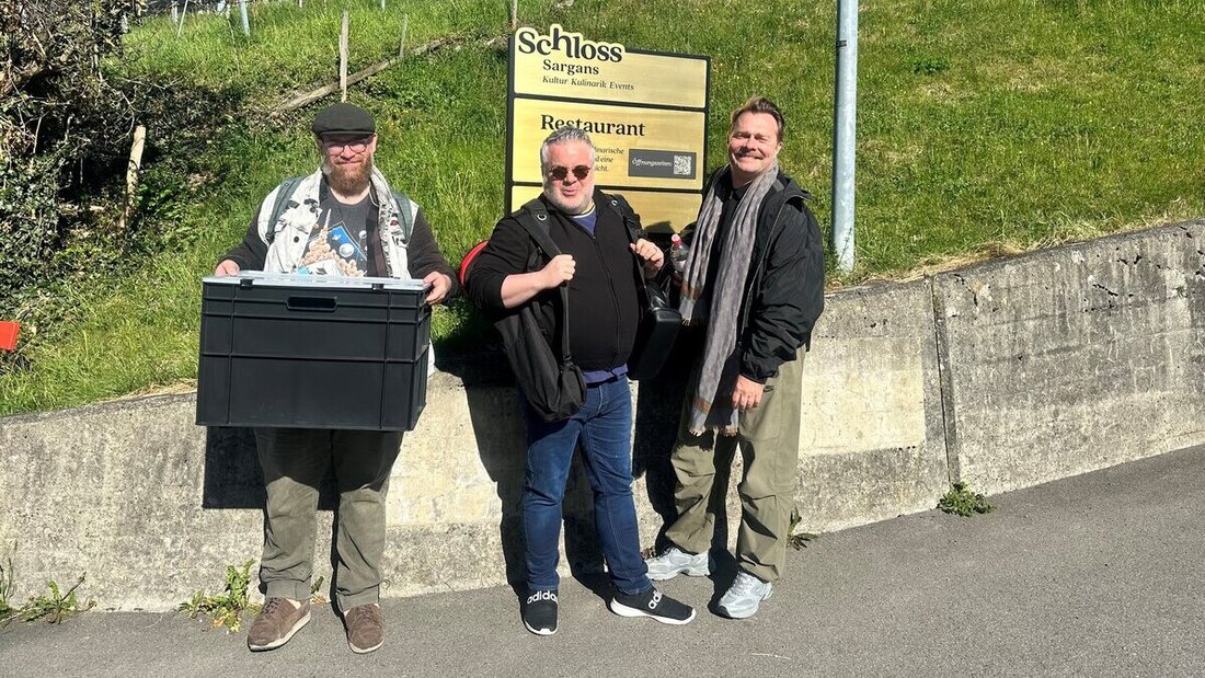 Beim Aufstieg zu den Dreharbeiten für den Krimi-Trail "Mord im Schloss": Regieassistent Patrick Staub, Autor/Regisseur Peter Denlo und Schauspieler Marius Sverrisson. (Pressebild)