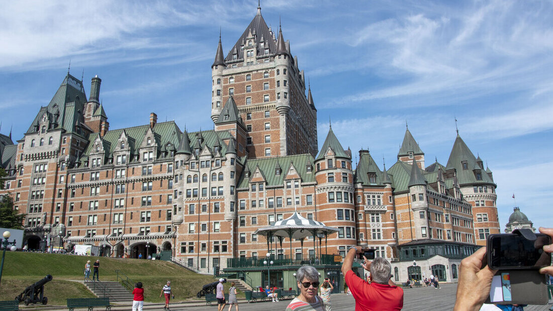 Imposantes Wahrzeichen von Quebec: Die Grösse und Dominanz des Chateau Frontenac faszinieren...