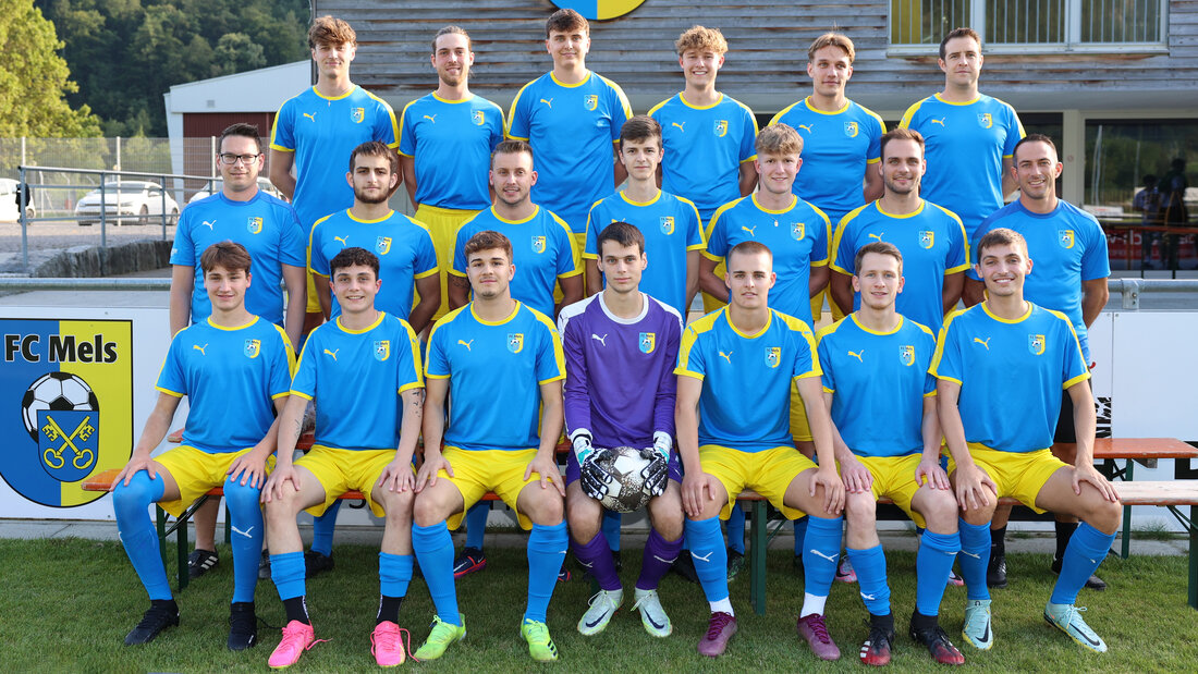 FC Mels II, Saison 2023/24: Jan Gubser, Dario Moser, Jan Good, Dean Schäpper, Phillip Lymann, Marco Wildhaber (hinten von links). Romeo Mannhart (Trainer), Julian Schlegel, Fabio Kalberer, Mile Mitrovic, Adrian Zogg, Jerome Lymann, Dominic Baur (Assistenztrainer, Mitte von links). Unten von links: Silvan Kalberer, Arno Ackermann, Aaron Hermann, Dario Rissi, Fabian Egli, Michael Tschirky und Yannik Lampert. (Bild Ignaz Good)