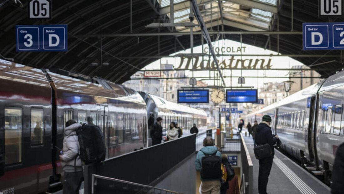Im Kanton St. Gallen stiegen jeden Tag knapp 220'000 Personen in einen Zug ein oder aus. Im Bild ist der Bahnhof St. Gallen. (Archivbild: KEYSTONE/GIAN EHRENZELLER)