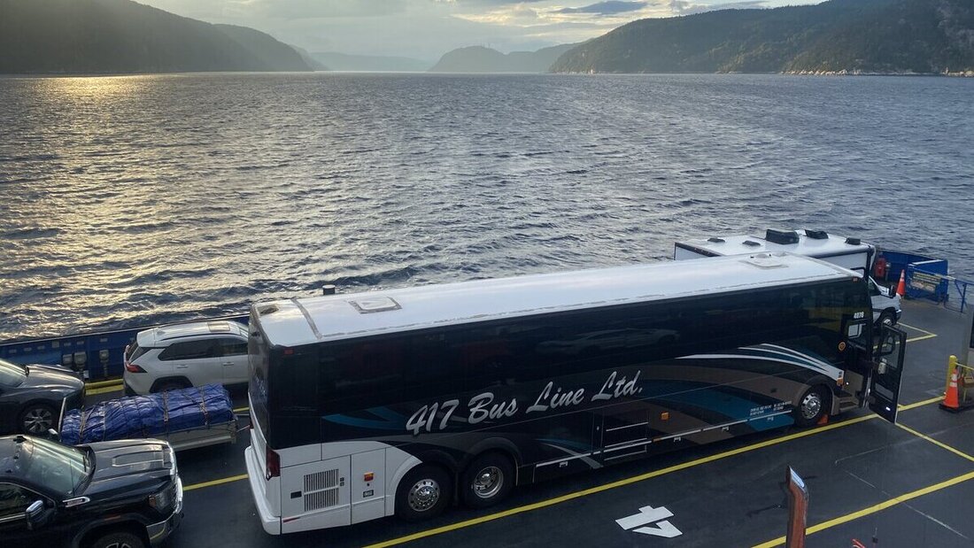 Die Fähre ist die Strasse: Kurz vor dem Ziel darf der Reisecar den Fluss Saguenay, der in den St.Lorenz-Strom mündet, auf dem Schiff überqueren. Ein kurzer, windiger Spass, bevors ins Hotel geht.